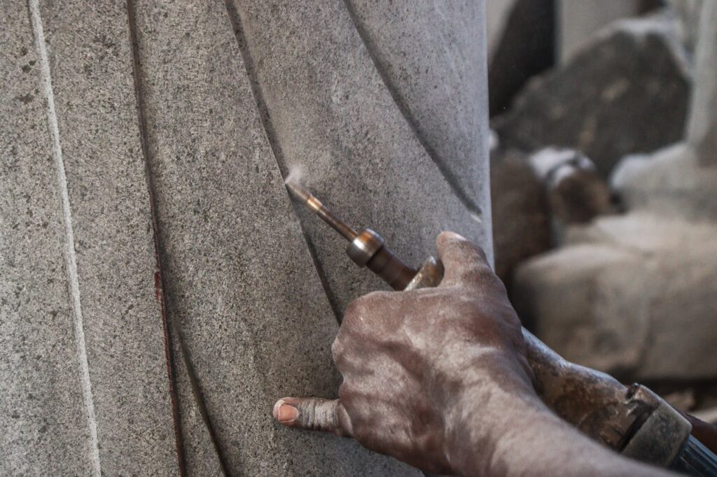 pexels-photo-33753659 Lavorazione artigianale della pietra a Benevento